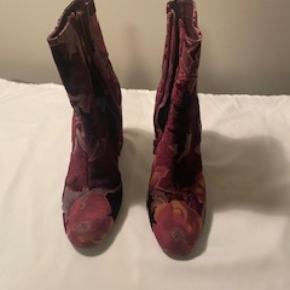 Steve Madden Round Toe Burgundy Velvet . Size 9    3 1/2 Inch heel